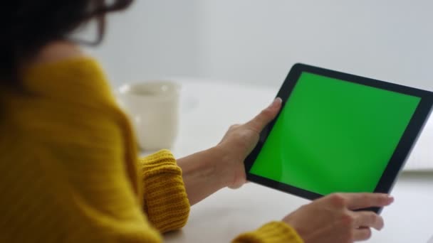 Primer plano freelancer femenina haciendo videollamada en la tableta de pantalla verde
. - Metraje, vídeo