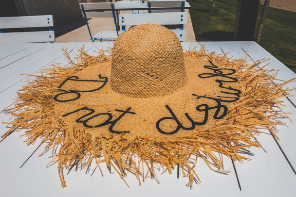 夏の黄金の砂に麦わら帽子の選択的な焦点は 旅行イラストを旅行する時間と青に隔離 ロイヤリティフリー写真 画像素材