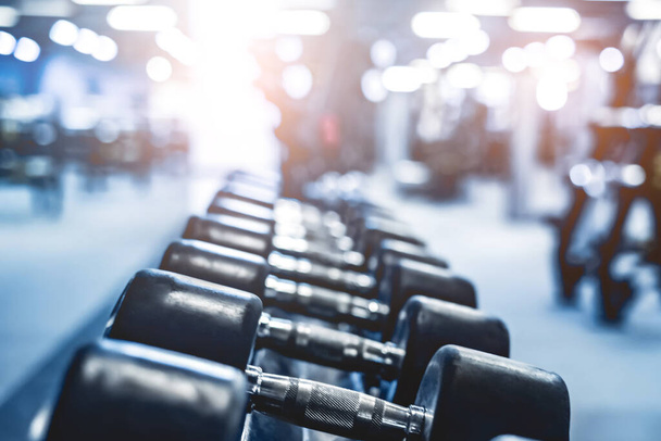 rows with a set of dumbbells - Foto, afbeelding