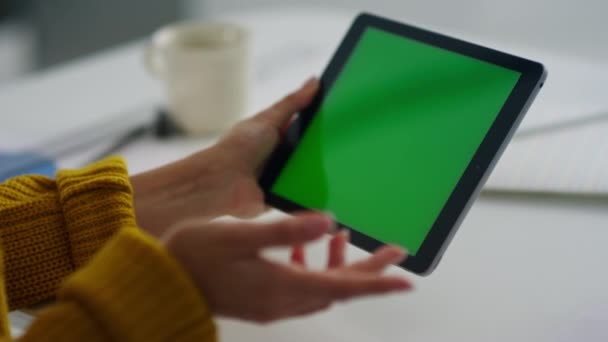Primer plano mujer de negocios haciendo videollamada en la tableta de pantalla verde
. - Metraje, vídeo