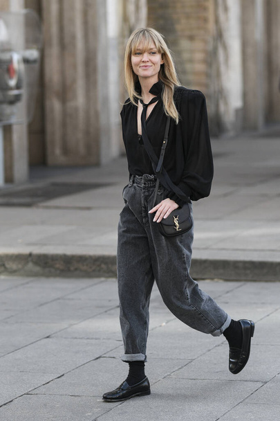 Mediolan, Włochy - 20 lutego 2020: Jeanette Madsen przed pokazem mody podczas Mediolańskiego Tygodnia Mody - streetstylefw2 - Zdjęcie, obraz