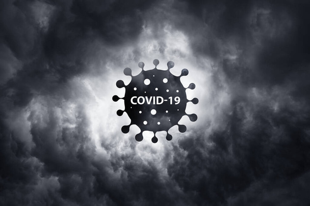 Waarschuwing voor het enge COVID-19 virus. Wereldpandemie met het coronavirus COVID19. Wuhan City is een bedreiging voor de mensheid. Bacteriën op een achtergrond van donderwolken - Foto, afbeelding