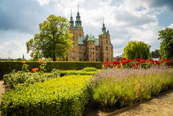 Kopenhaga, Dania - 24 lipca 2019. Piękny zamek Rosenborg w Kopenhadze - Zdjęcie, obraz