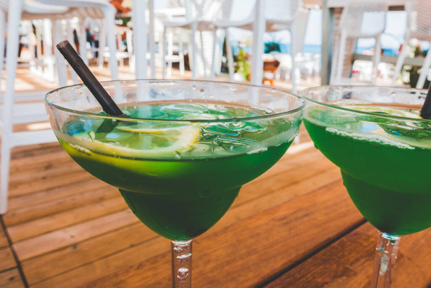 Belo cocktail verde em um café de verão
 - Foto, Imagem