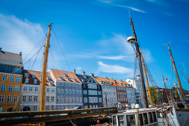 デンマークのコペンハーゲン- 2019年7月18日。コペンハーゲンの美しい建築物、コペンハーゲンの旅 - 写真・画像