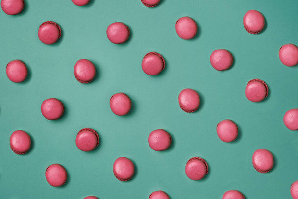 Pink Macaroons pattern on green background  - Zdjęcie, obraz
