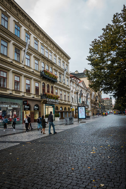 Praga, Czechy - 21 września, Piękne uliczki i architektura jesiennej Pragi - Zdjęcie, obraz