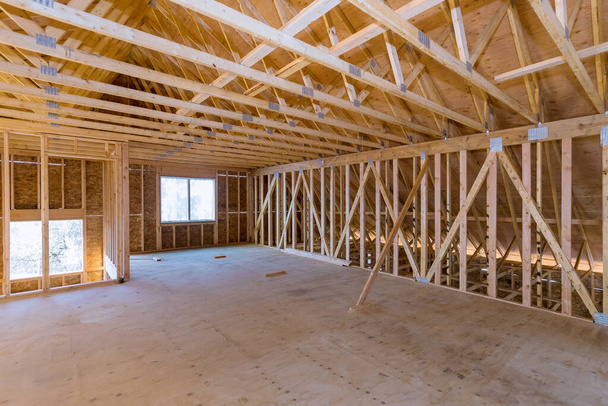 Interior de la habitación ático con bajo reconstrucción instalación de marco de madera para mejorar una casa privada
 - Foto, Imagen