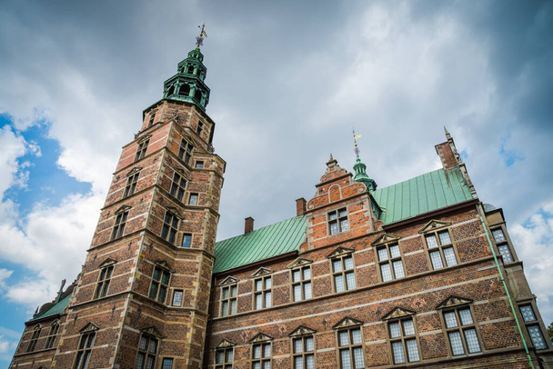 Красивый замок Русенборг в Копенгагене
 - Фото, изображение