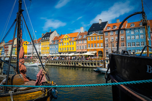 Koppenhága, Dánia - 2019. július 18. Gyönyörű koppenhágai építészet, utazás körül Koppenhága - Fotó, kép