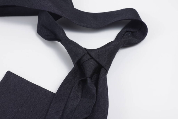Cravate noire sur fond blanc isolé
 - Photo, image