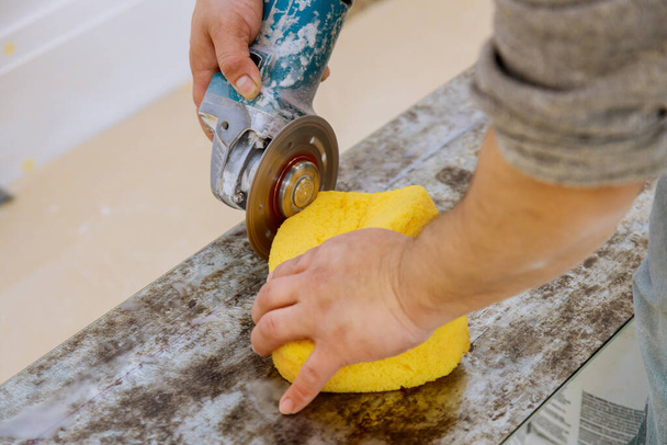 Tegel trimmen snijden reparatie van de vloer gres tegels aannemer met behulp van een ronde schijf - Foto, afbeelding