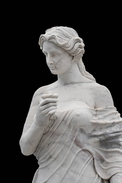 Statua in marmo di un'antica dea greca isolata su sfondo nero
 - Foto, immagini