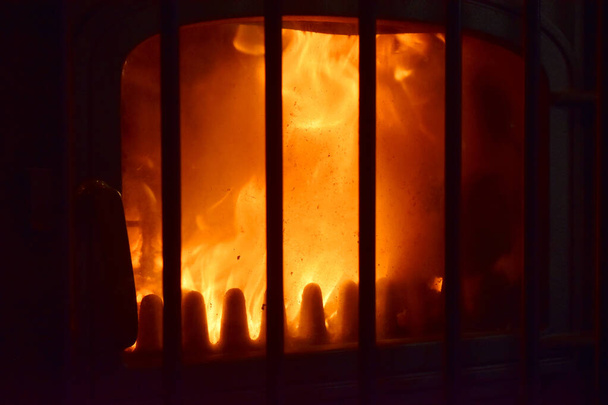 祭りのログ火災の炎を踊る。ホットレッドチャコール隔離ブラックの背景 - 写真・画像