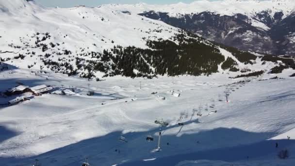 フランスのアルプス山脈の空中写真。山頂は雪に覆われている。上からのアルパインスキー施設. - 映像、動画