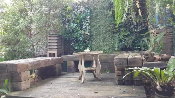 Relaxační koutek v zahradě kavárny v Chiang Mai, Thajsko. - Záběry, video