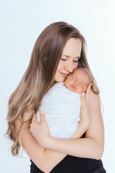 the concept of a healthy lifestyle, the protection of children, shopping - baby in the arms of the mother. Woman holding a child. Isolated on white background. Copy space. extract from the hospital - Фото, зображення