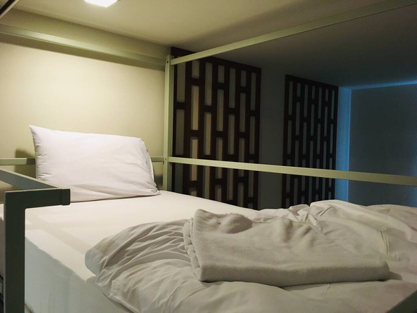 ホステルで上の二段ベッド現代的なデザインのインテリアベッドルーム - 写真・画像