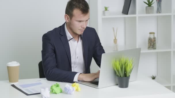 Väsynyt mies töissä tietokoneella toimistossa
 - Materiaali, video