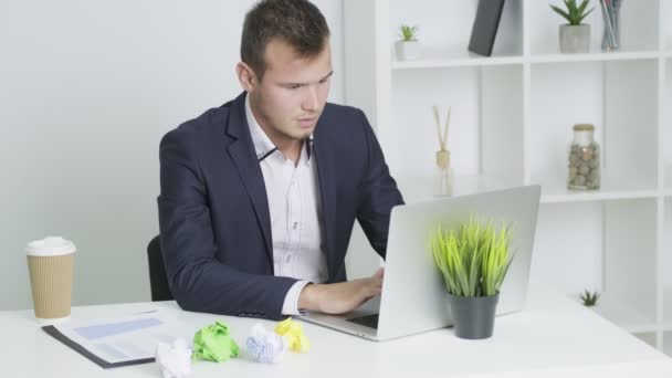 Väsynyt mies töissä tietokoneella toimistossa
 - Materiaali, video