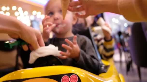 Bambina in piccola auto con genitori anonimi
 - Filmati, video