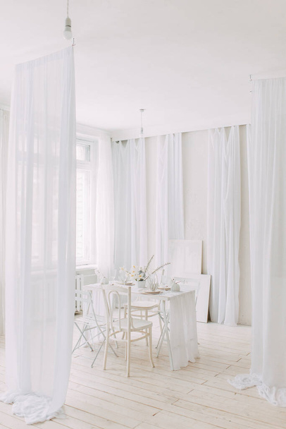  Coral and white printing in concept. Light interior of the photo Studio. White wedding table decor. - Foto, imagen