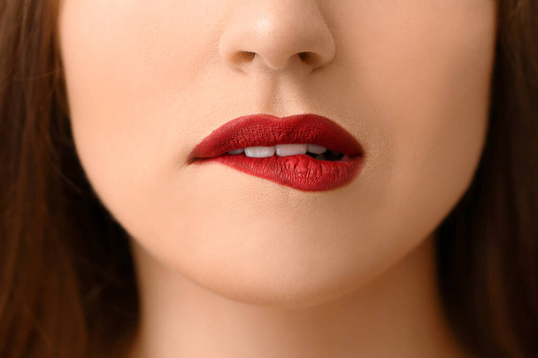 Όμορφη νεαρή γυναίκα με φωτεινά χείλη, κοντινό πλάνο - Φωτογραφία, εικόνα