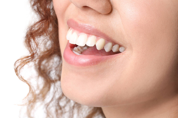 Mulher feliz com dentes saudáveis no fundo branco, close-up
 - Foto, Imagem