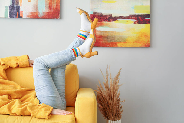 Jeune femme en chaussettes et sandales à la maison
 - Photo, image