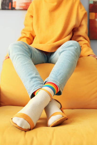 Mujer joven en calcetines y sandalias en casa
 - Foto, Imagen