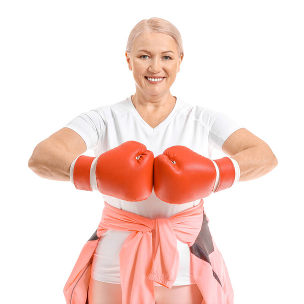 Sportovní zralé žena boxer na bílém pozadí - Fotografie, Obrázek