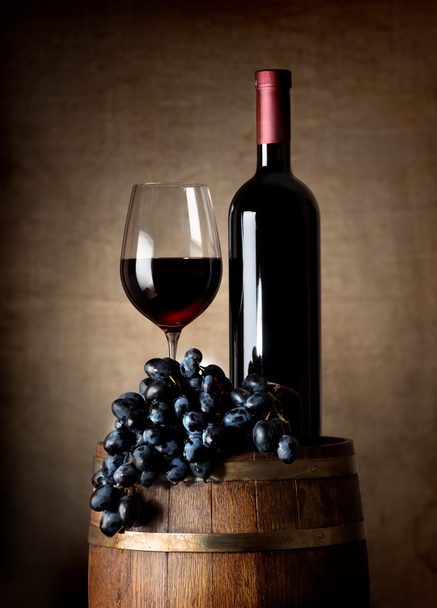 Rotwein mit Fass und Trauben - Foto, Bild