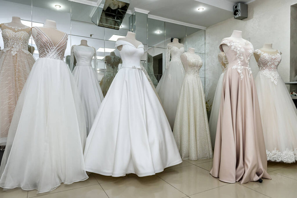 Bellissimi abiti da sposa su un manichino in negozio di sposa
 - Foto, immagini