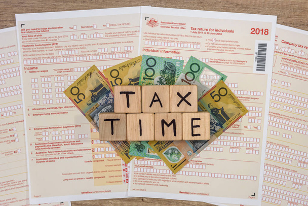 Αυστραλιανά τραπεζογραμμάτια δολαρίου με ξύλινους κύβους σε φορολογική μορφή - Φωτογραφία, εικόνα