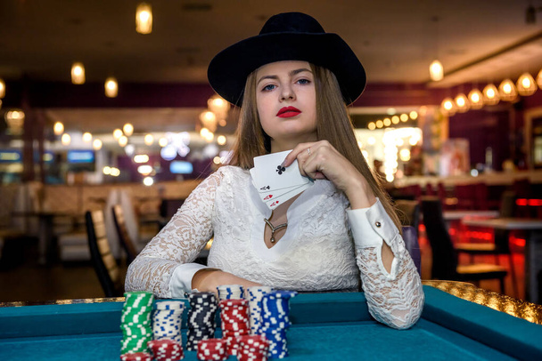 Jongedame in casino met vier azen - Foto, afbeelding