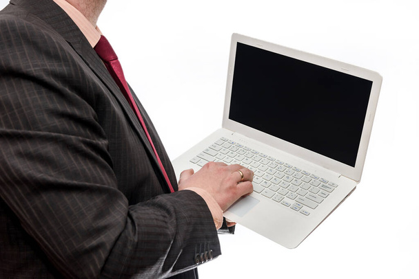 Uomo in giacca e cravatta con laptop su sfondo bianco
 - Foto, immagini