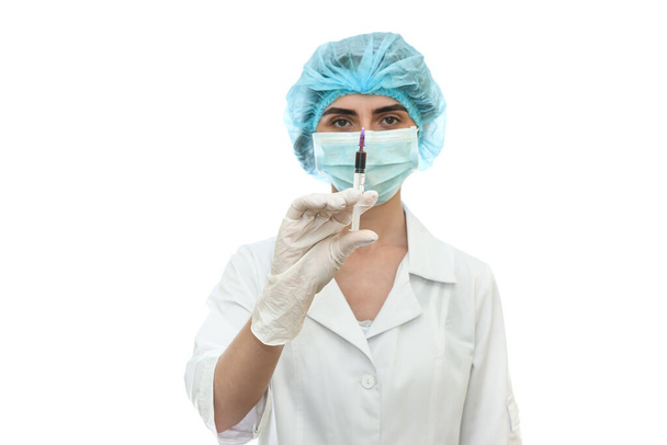 Γιατρός με μάσκα με σύριγγα που απομονώνεται σε λευκό - Φωτογραφία, εικόνα