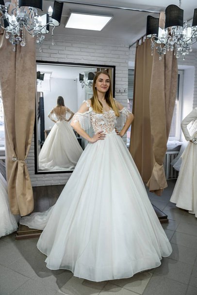 Novia joven en encantador vestido de novia en boutique
 - Foto, Imagen
