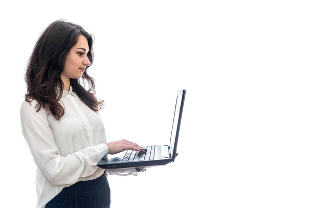 giovane donna con computer portatile isolato su bianco - Foto, immagini