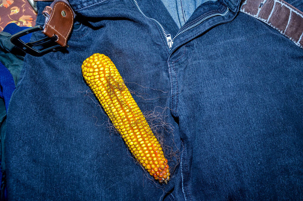 Maïs en tape maatregel als de penis op jeans achtergrond - Foto, afbeelding