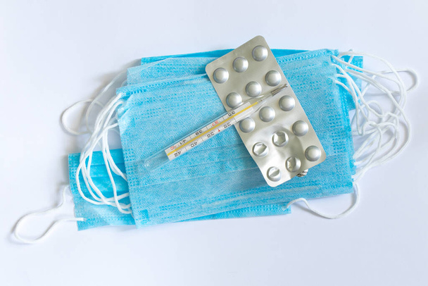 mascherare pillole termometro medico su sfondo bianco sanità
 - Foto, immagini