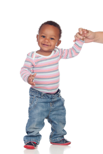 Hermoso bebé afroamericano aprendiendo a caminar
 - Foto, imagen