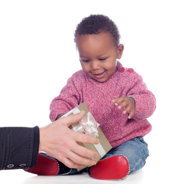 Adorable niño afroamericano jugando con una caja de regalo
 - Foto, Imagen