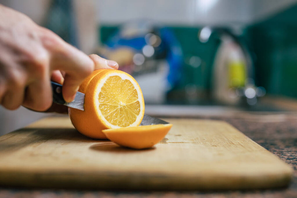 Mans Hands Cutting Orange - Valokuva, kuva