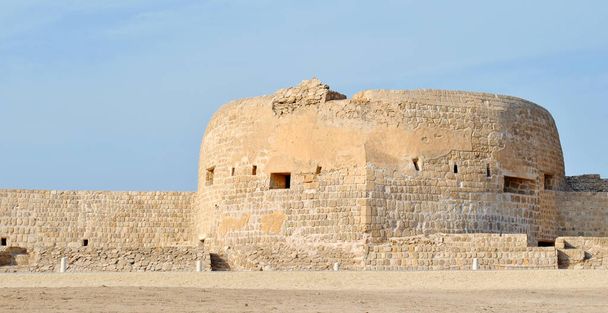 Castelo Nacional do Bahrein no dia ensolarado, Qal 'At Forte do Bahrein
 - Foto, Imagem