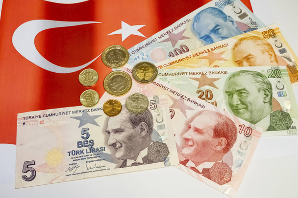 Közel török líra bankjegyek és érmék a háttérben - Fotó, kép