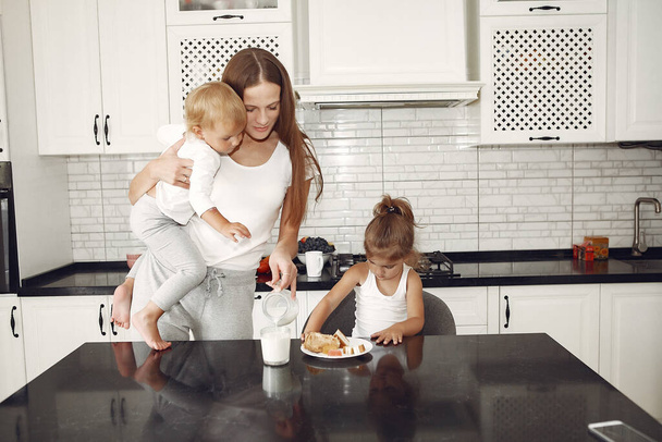 Beautiful family spend time in a kitchen - Foto, Imagem