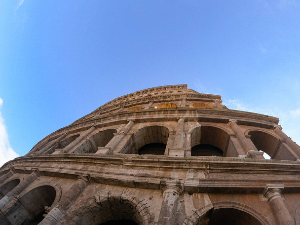 Colosseum külső reggel Rómában, Olaszországban. Égre néző. Tiszta nap és kék ég. Gyönyörű képek. - Fotó, kép