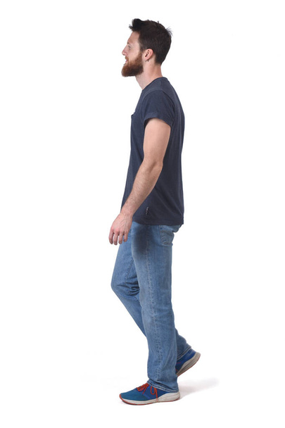 retrato de homem andando sobre fundo branco
 - Foto, Imagem