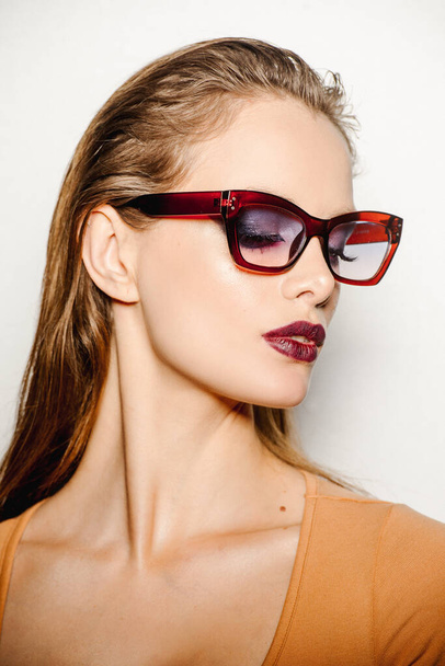  glassesof  fashionable  young  woman in glasses - Foto, Imagen